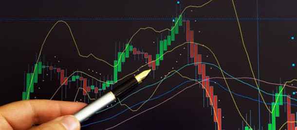 What is the essence of scalping strategy for binary options?